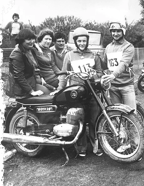 Archiwalne zdjęcie zawodników sportu wiejskiego z motocyklem